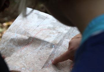 How to orient with map and compass 6 Two hikers reading a hiking map.