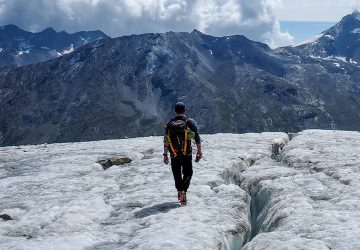 Tourentipp: Hochgebirgstour auf das Allalinhorn (4.027m) 12 High mountain tour on the Allalinhorn: Michi runs next to a crevasse.