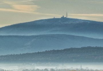 Wandern im Harz: Der Hexenstieg 12 Der Brocken auf dem Harzer Hexenstieg.