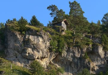 Fränkische Schweiz: Wanderwege, Paddeltouren, Klettern & Biken 6 Rock with hut in Franconian Switzerland.