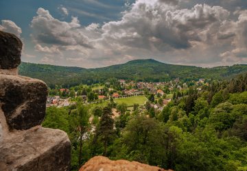Ausflugsziele Oberlausitz: 3 Wanderungen mit Highlights 2 Oybin, a popular destination in Upper Lusatia in panoramic view.