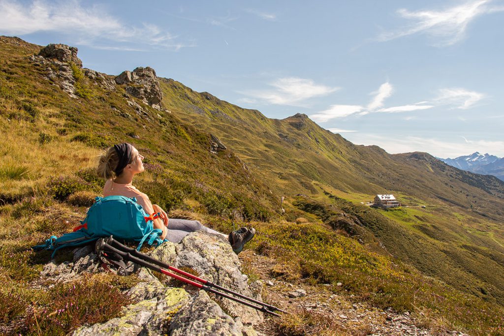 Allein über die Alpen 12 Allein über die Alpen: Franziska während einer kurzen Rast auf Etappe 6.
