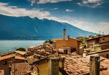 Rundwege am Gardasee 2 Circular routes on Lake Garda: view over Mediterranean house roofs to Lake Garda