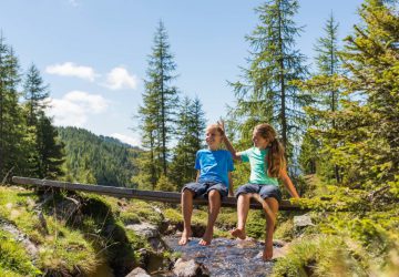 Hiking in Carinthia 8 Hiking in Carinthia. Two children on a wooden bridge. Photo: Franz Gerdl.