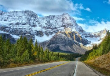 Backpacking Canada 6 Backpacking Kanada: Straße und Berge im Banff-Nationalpark. Foto: Frank McKenna.