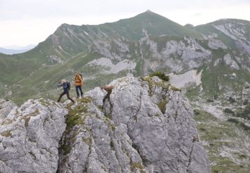 Ridge walking: What beginners should bear in mind 12 Zwei Wanderer auf einer Gratwanderung.