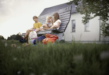Taunus mit Kindern 14 Kinder beim Wandern auf dem Wichtelweg im Taunus