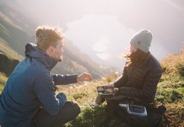 Finger food for hiking 14 Finger food for hiking: Couple with snacks. Photo: Jenny Bartels
