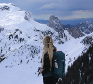 Winter hiking 9 Beim Winterwandern hat man eine fantastische Aussicht auf die verschneite Berglandschaft.