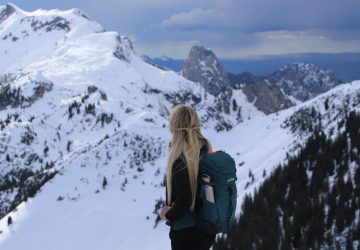 Winter hiking 2 Beim Winterwandern hat man eine fantastische Aussicht auf die verschneite Berglandschaft.
