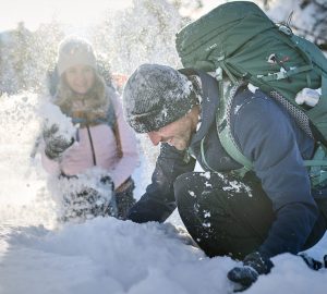Winterwandern 8 Beim Winterwandern hat man eine fantastische Aussicht auf die verschneite Berglandschaft.