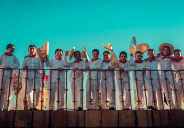 Verhaltensregeln Mexiko 10 Mexikanische Kinder mit Sombrero und weisser Kleidung. Foto: Danie Franco.