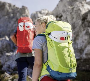 Ausrüstung für Klettersteig-Anfänger 11 Ausrüstung für Klettersteiganfänger: Frau und Mann mit Klettersteigrucksack und Kletterhelm.