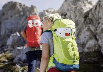 Ausrüstung für Klettersteig-Anfänger 2 Ausrüstung für Klettersteiganfänger: Frau und Mann mit Klettersteigrucksack und Kletterhelm.