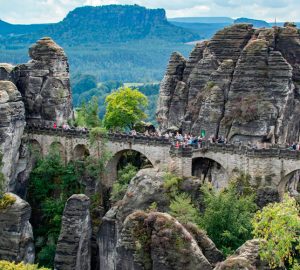 Die Basteibrücke (Malerweg) befindet sich zwischen hoch emporragenden Felsformationen. Sie ist von atemberaubenden Wäldern und Flüssen umgeben. Ihre malerische Lage macht die Basteibrücke zu den bekanntesten Sehenswürdigkeiten des Malerwegs.