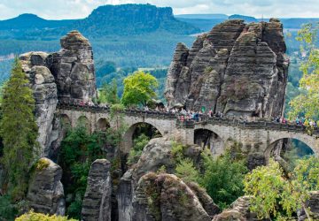 Malerweg Sächsische Schweiz 8 Die Basteibrücke (Malerweg) befindet sich zwischen hoch emporragenden Felsformationen. Sie ist von atemberaubenden Wäldern und Flüssen umgeben. Ihre malerische Lage macht die Basteibrücke zu den bekanntesten Sehenswürdigkeiten des Malerwegs.
