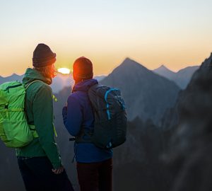 Last-Minute-Hüttenbett 7 Zwei Wanderer stehen auf einem Berg. Wie deine Last Minute Hüttenbuchung gelingt, erfährst du hier.