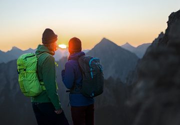 Last-Minute-Hüttenbett 2 Zwei Wanderer stehen auf einem Berg. Wie deine Last Minute Hüttenbuchung gelingt, erfährst du hier.