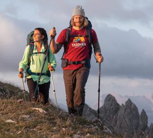 Zwei Wanderer mit Gehstöcken in den Bergen. Erfahre hier schöne Wanderungen in den Münchner Hausbergen.