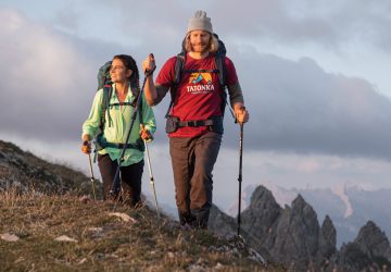 Einfache Tagestouren nahe München 4 Zwei Wanderer mit Gehstöcken in den Bergen. Erfahre hier schöne Wanderungen in den Münchner Hausbergen.