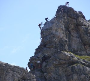 Klettersteig im Allgäu von leicht bis schwer 3 Menschen bei einem Klettersteig. Im Allgäu gibt es zahlreiche Klettersteige, die ein tolles Erlebnis bieten.