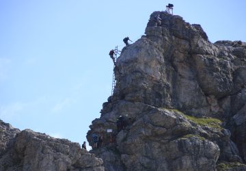 Klettersteig im Allgäu von leicht bis schwer 4 Menschen bei einem Klettersteig. Im Allgäu gibt es zahlreiche Klettersteige, die ein tolles Erlebnis bieten.