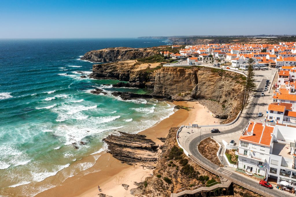 Europäische Fernwanderwege 4 Zambujeira Do Mar auf diesem Fernwanderweg liegt beeindruckend auf erhöhtem, steinigen Grund, links krachen die Wellen des tieferliegenden Meeres an die Felsen.