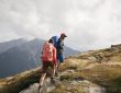Zwei Personen sind im Gebirge unterwegs. Mehr zu den Leave-no-Trace-Prinzipien erfährst du hier.