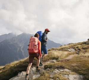 Zwei Personen sind im Gebirge unterwegs. Mehr zu den Leave-no-Trace-Prinzipien erfährst du hier.