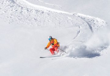 Lawinensicherheit Praxistipps. Im Bild: Ein Skifahrer fährt in Schlangenlinien den Berg hinunter.