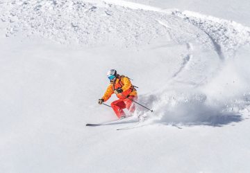 Lawinensicherheit Praxistipps. Im Bild: Ein Skifahrer fährt in Schlangenlinien den Berg hinunter.