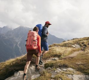 Zwei Personen sind im Gebirge unterwegs. Mehr zu den Leave-no-Trace-Prinzipien erfährst du hier.