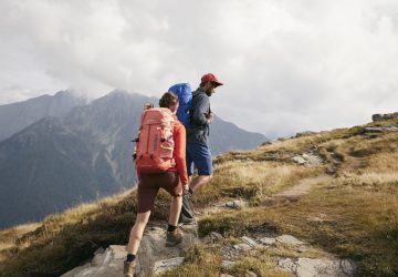 Zwei Personen sind im Gebirge unterwegs. Mehr zu den Leave-no-Trace-Prinzipien erfährst du hier.
