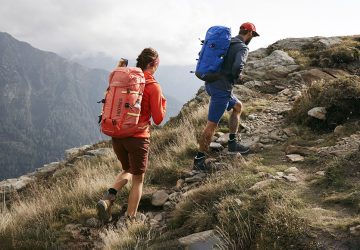 Zwei Personen sind im Gebirge unterwegs. Mehr zu den Leave-no-Trace-Prinzipien erfährst du hier.