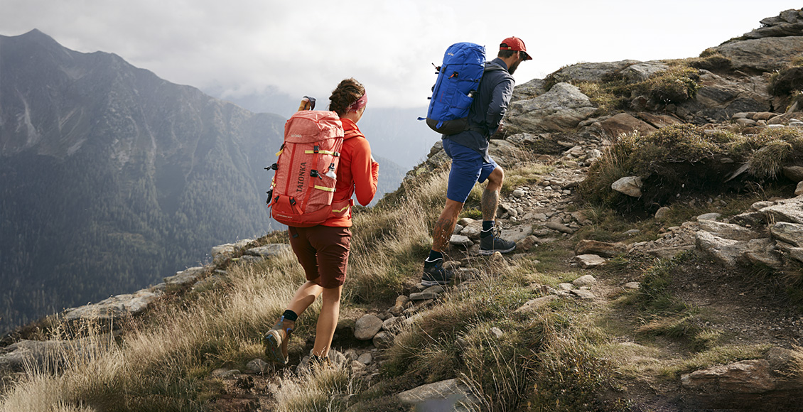 Leave-no-Trace 1 Zwei Personen sind im Gebirge unterwegs. Mehr zu den Leave-no-Trace-Prinzipien erfährst du hier.